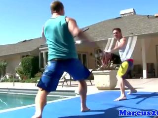 Homossexual muscular atlético espada combate por o piscina